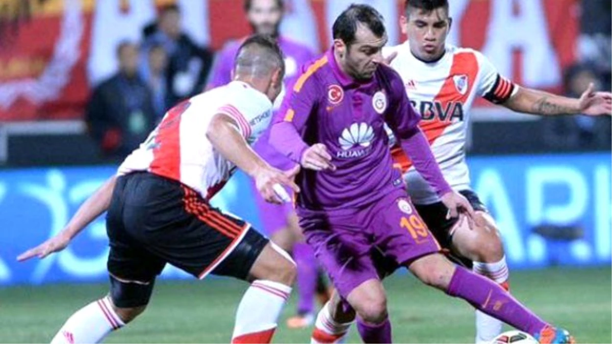 Galatasaraylı Pandev, River Plate Maçında Rakibini Yere İtti