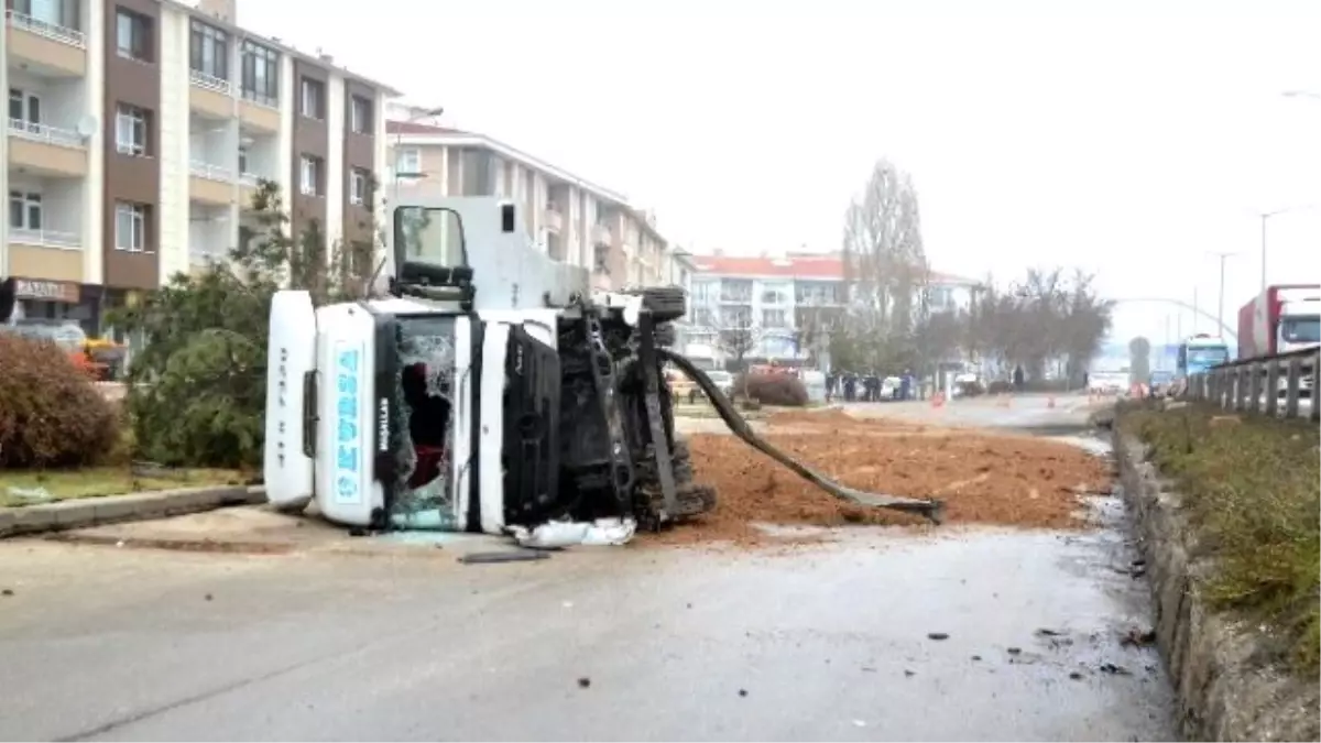 Gölbaşı\'nda Metanol Yüklü Tır Devrildi