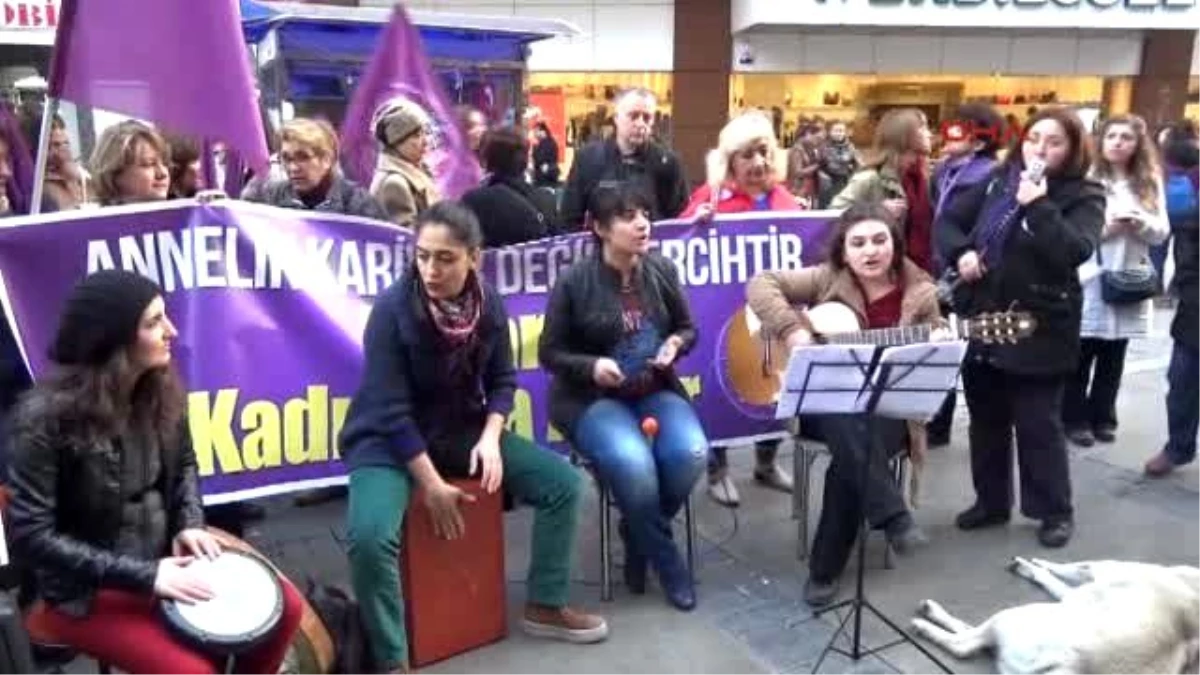 İzmir\'de Kadınlardan Şarkılı Sözlü Eylem
