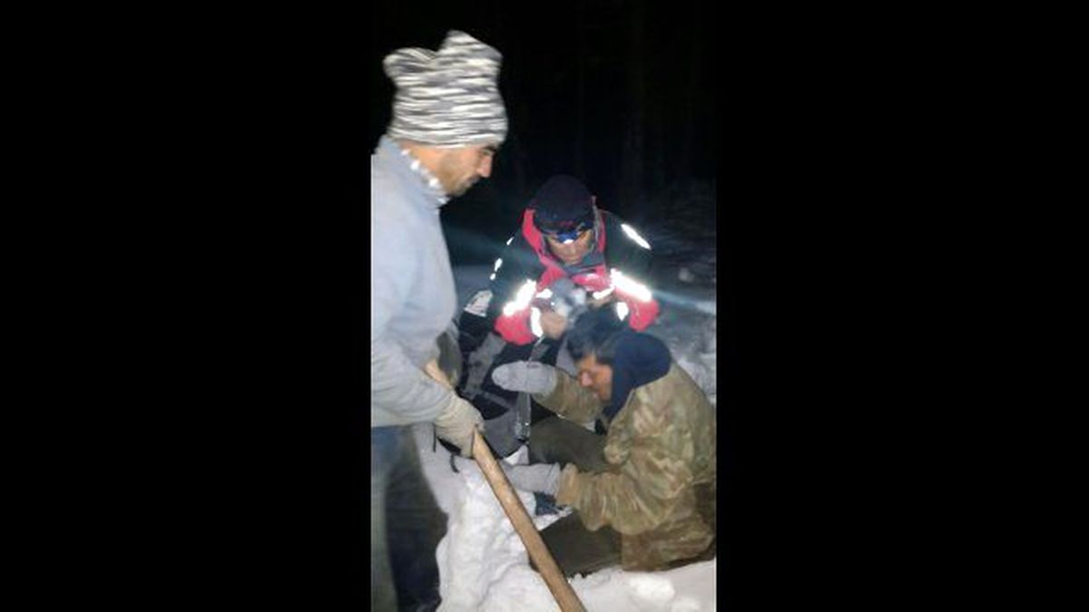Jandarma, Uludağ Eteklerinde Mahsur Kalan 2 Mevsimlik İşçiyi Kurtardı