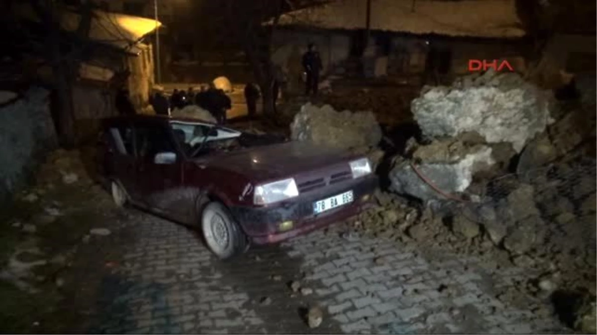 Karabük\'te Yamaçtan Kopan Kayalar Otomobile Çarptı: 2 Yaralı