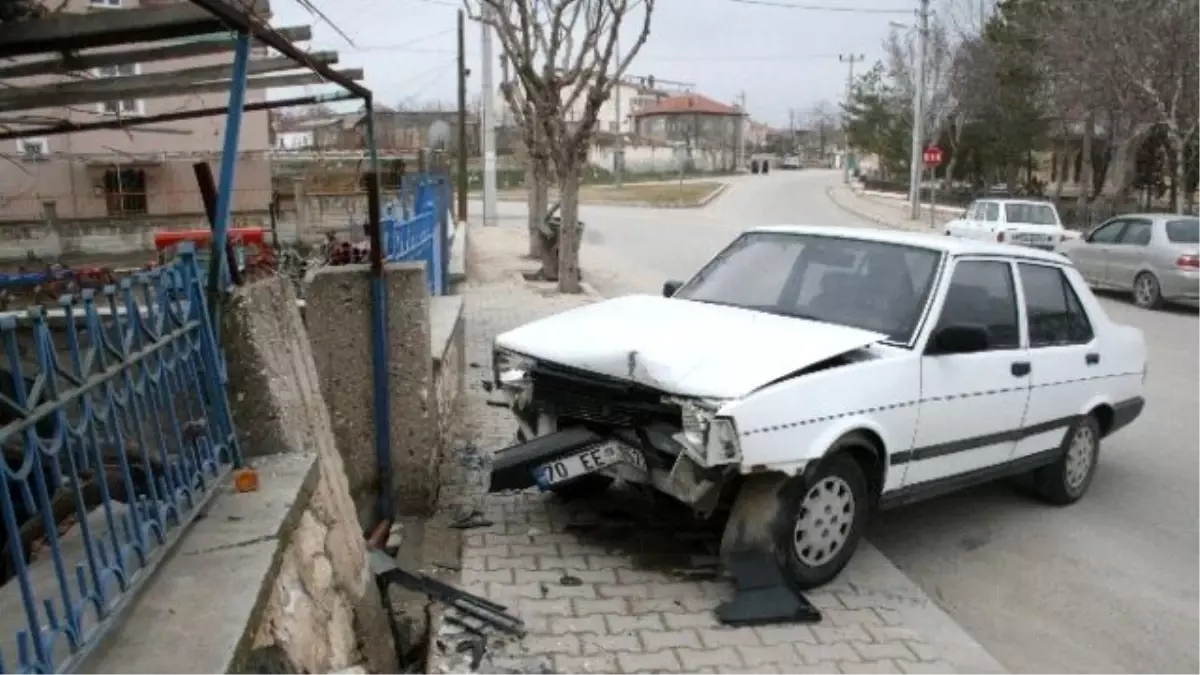 Karaman\'da Kontrolden Çıkan Otomobil Duvara Çarptı