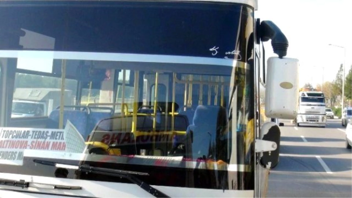 Antalya\'da Minibüs Şoförü Direksiyon Başında Öldü