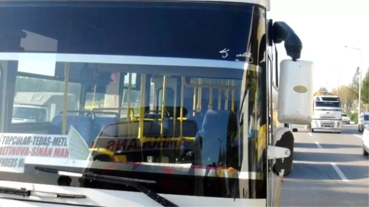 Antalya\'da Minibüs Şoförü Direksiyon Başında Öldü