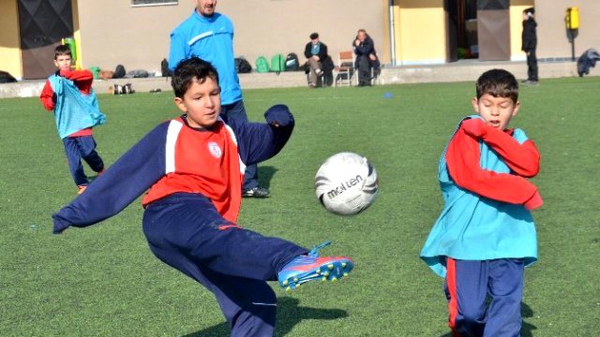 Minik Futbolcular Akhisar\'da Futbol Şenliğinde Buluştu