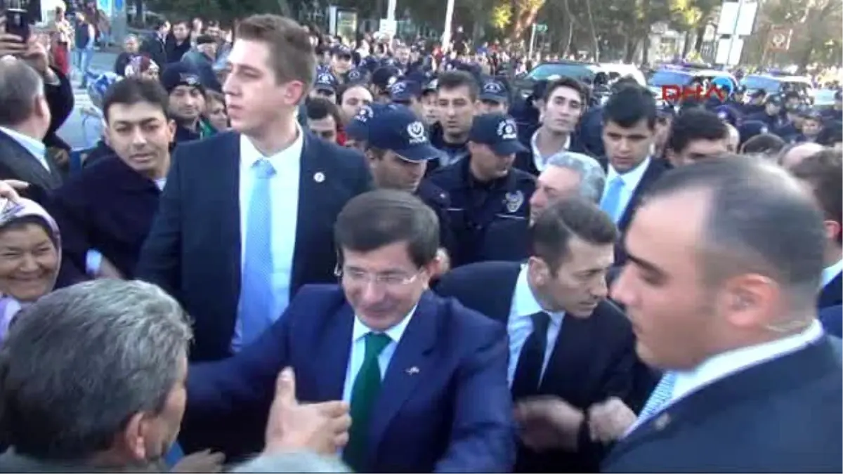 Davutoğlu, Muğla\'da Çocuklara Oyuncak Dağıttı