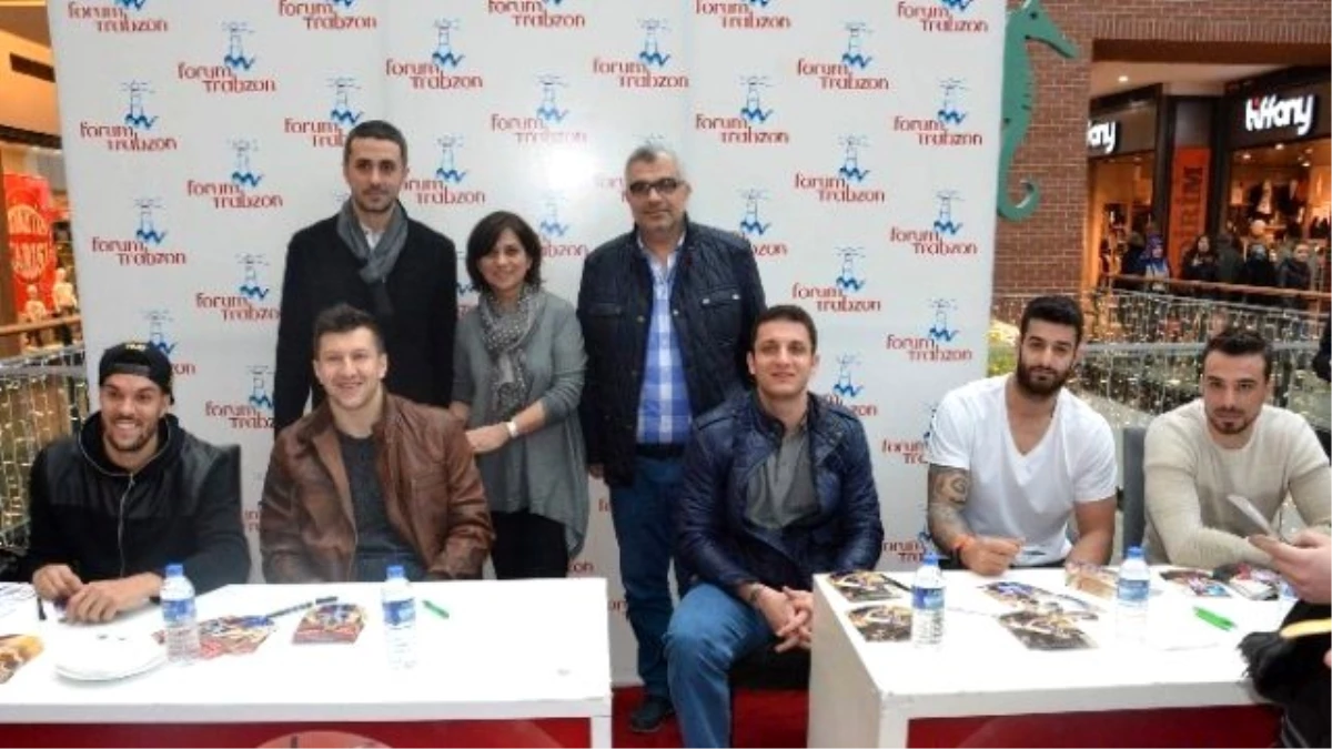 Trabzonspor Medical Park Oyuncuları İmza Gününde Taraftarlarla Buluştu