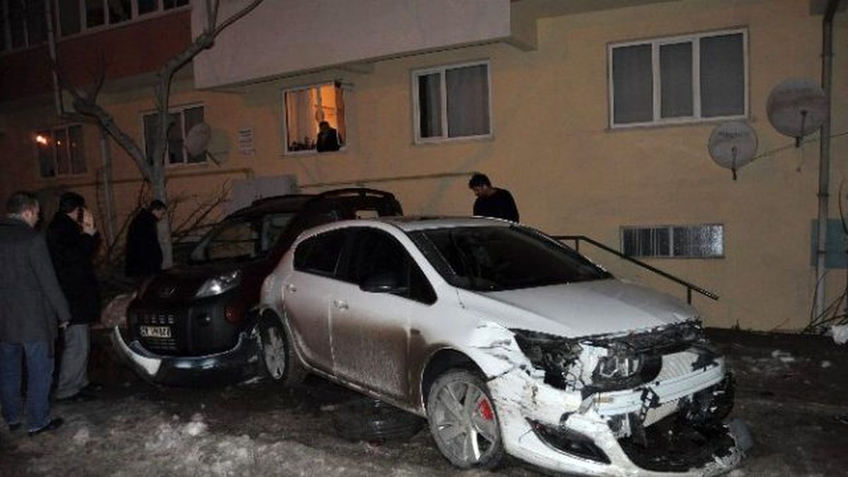 5 Araca ve Ağaca Çarparak Durabildi: 1 Yaralı