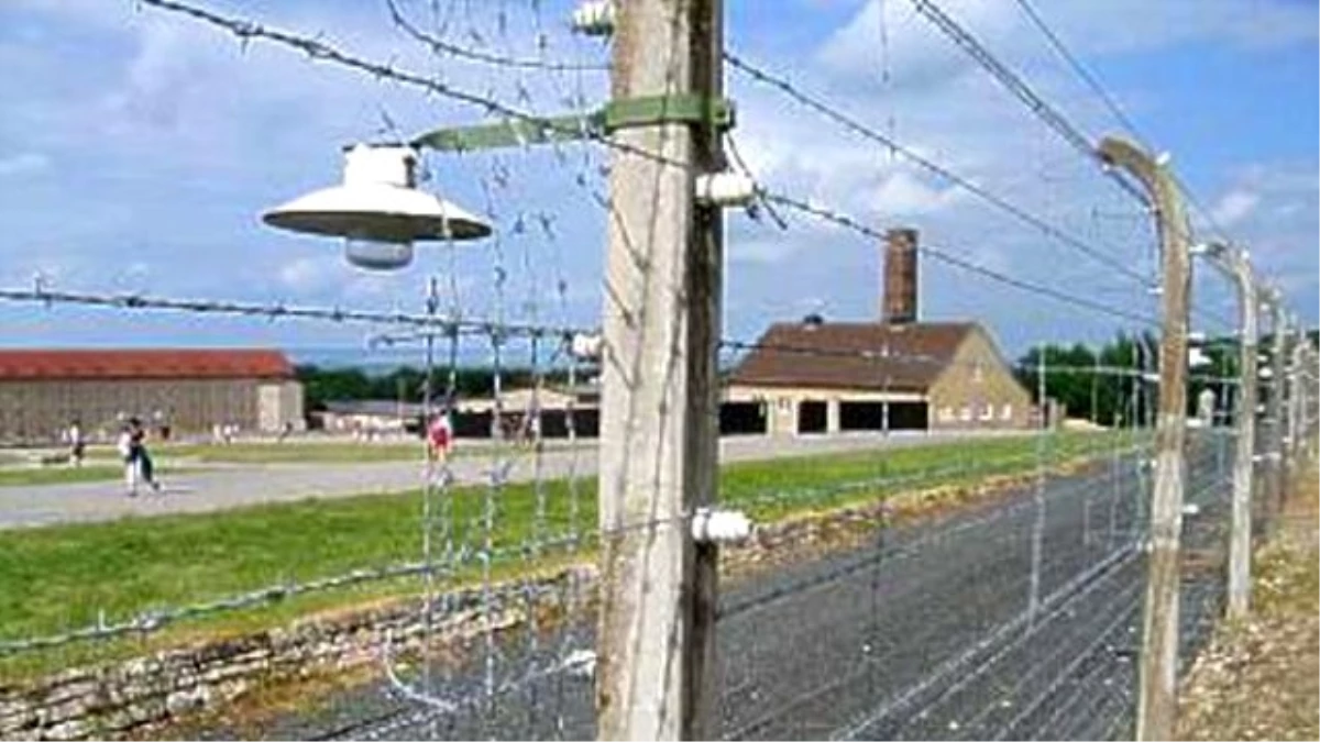 Almanya\'da Mültecilere Nazi Toplama Kampı Şoku