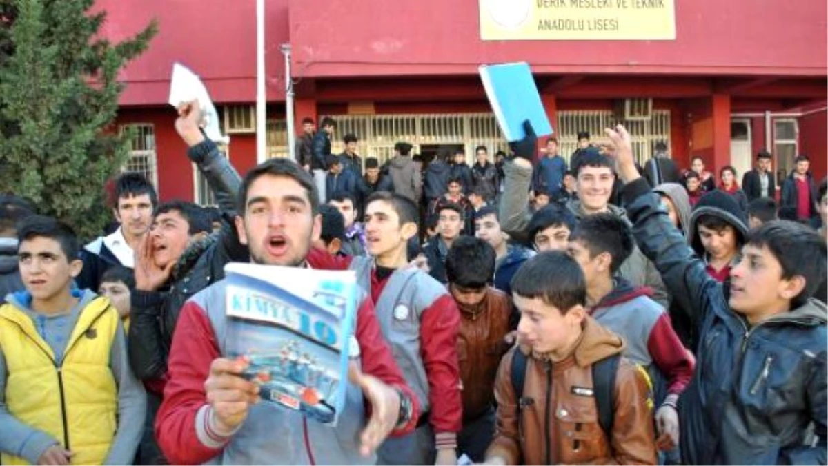 Derik Esnafı Elektrik Kesintisini Yol Kapatarak Protesto Etti