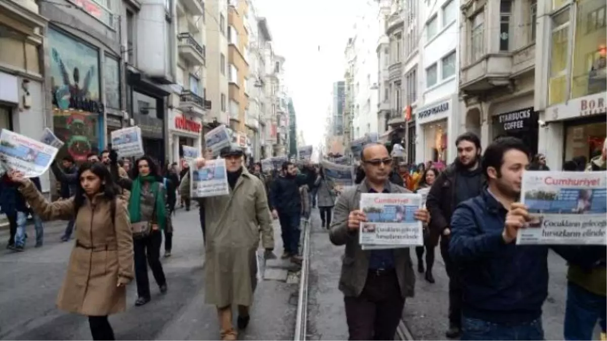 Destek İçin İstiklal\'de Cumhuriyet Gazetesi Dağıttılar