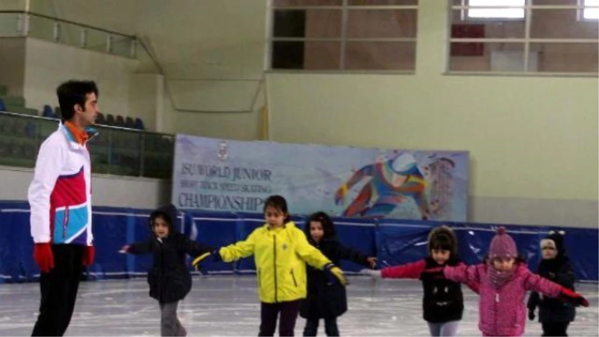 Erzurum\'da Artistik Buz Pateni Sporcusu Yetiştiriliyor