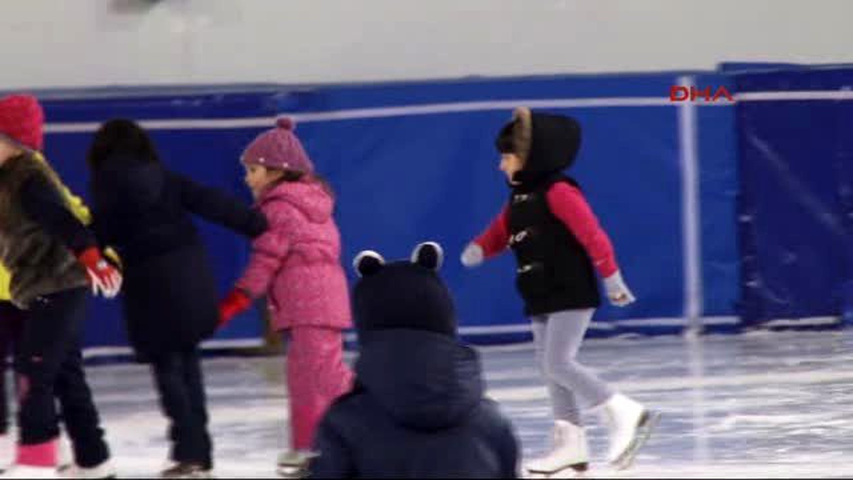 Erzurum Eyof\'a Artistik Buz Pateni Dalında Sporcu Yetiştiriliyor