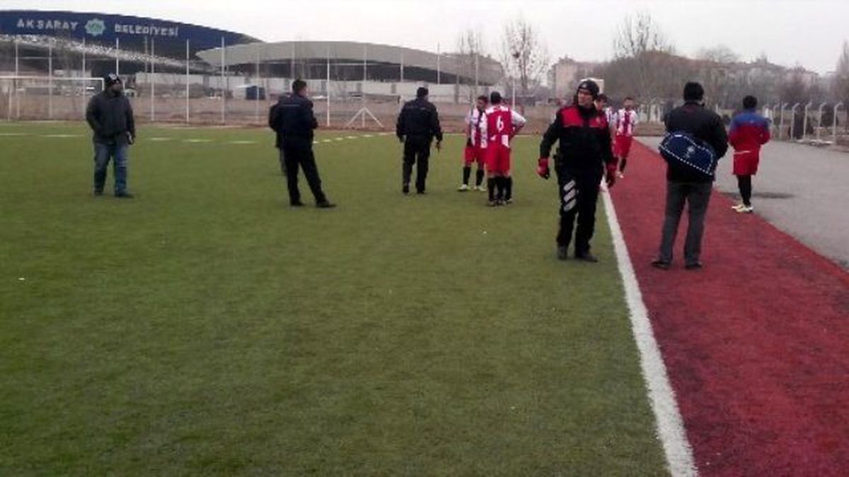 Futbolcular Sahada Birbirine Girdi