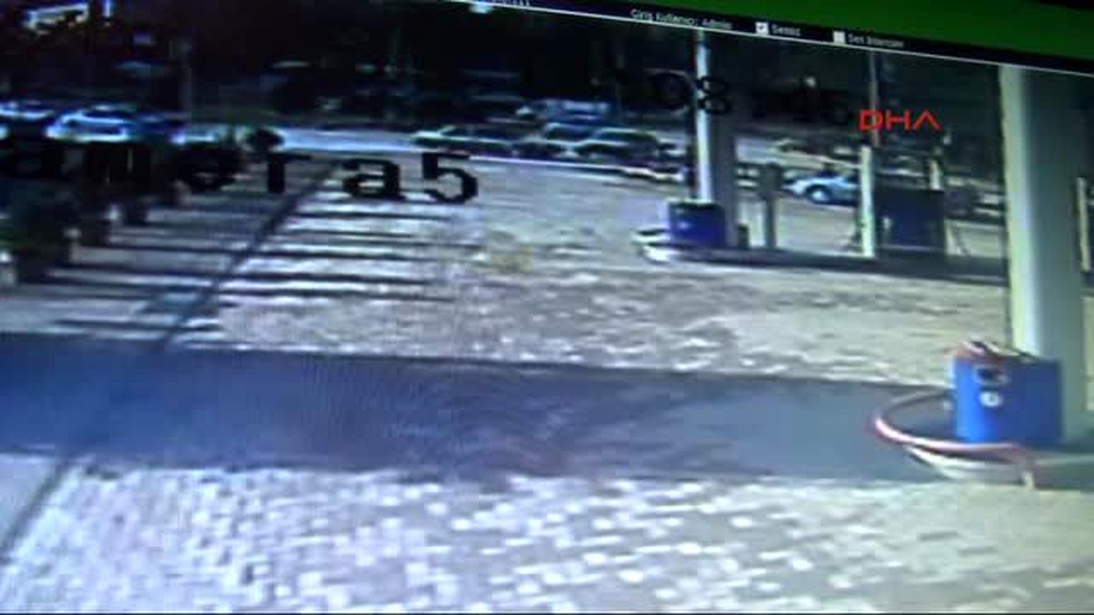 Karabük - Kırmızı Işık İhlali Yapan Sürücü Otomobile Çarptı 3 Yaralı
