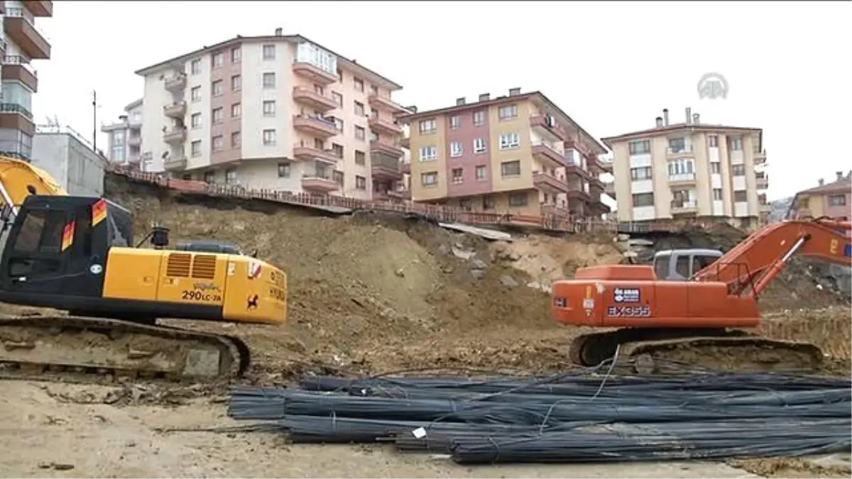 Kenarında İnşaat Çalışması Yapılan Cadde Çöktü