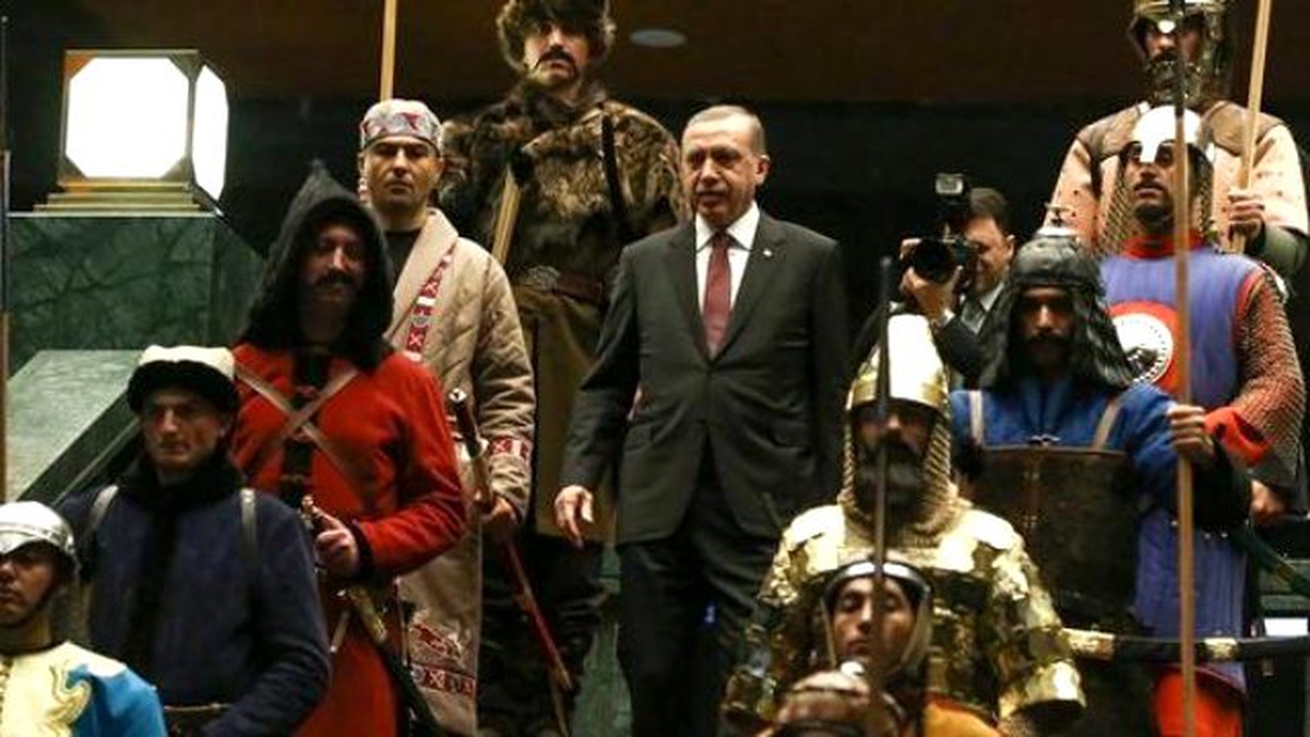 Türk Askerine Hakaret Eden Dekan İstifa Etti