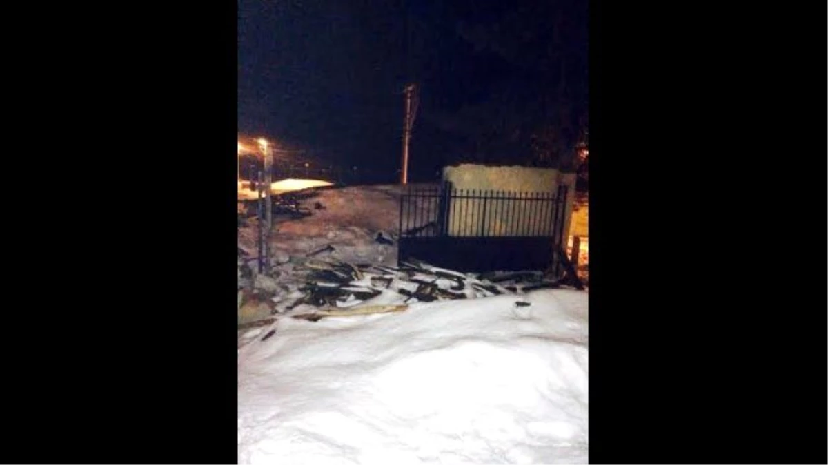 Yoğun Kar Yağışına Dayanamayan Okul Kömürlüğünün Çatısı Çöktü