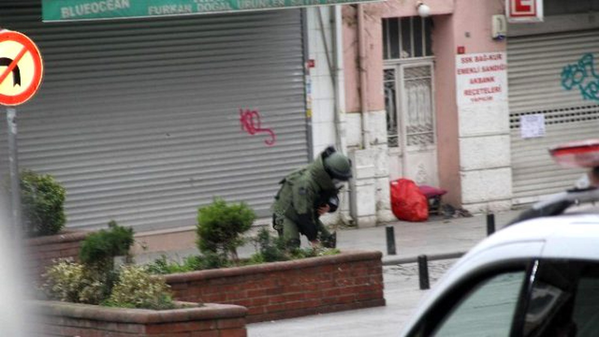 Yola Atılan Poşetlerden El Yapımı Bomba Çıktı