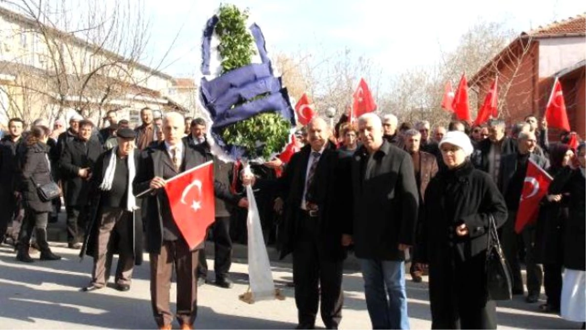 Ak Partili Babuşcu\'ya MHP\'lilerden Siyah Çelenkli Protesto