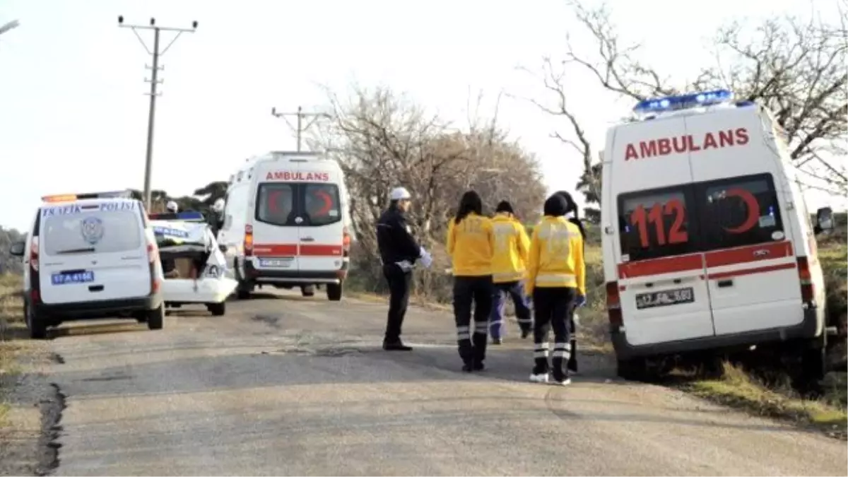 Çanakkale\'de, Kazaya Giden Polis Otomobili ile Ambulans Çarpıştı