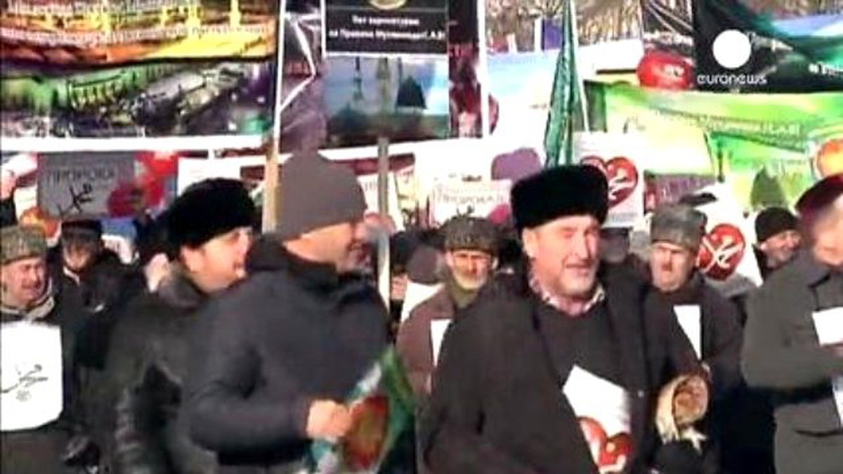 Charlie Hebdo\'ya Müslüman Toplumun Tepkileri Devam Ediyor