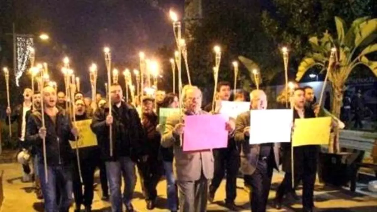 CHP\'den Elektrik Kesintilerine Meşaleli ve Mumlu Protesto