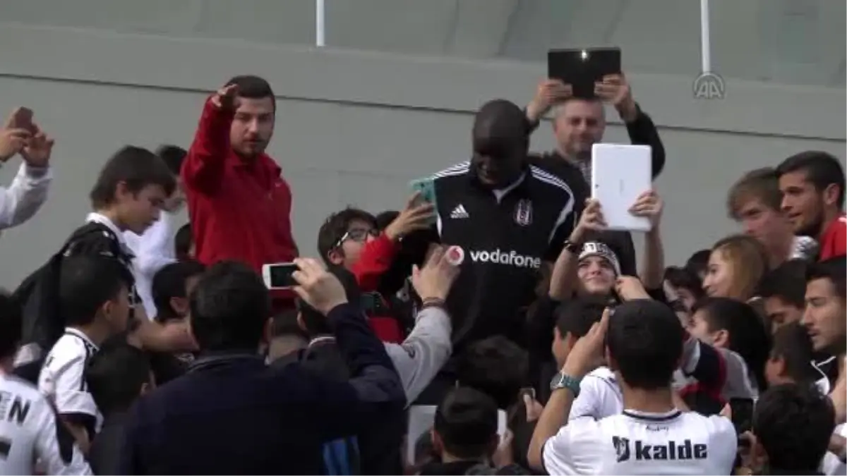 Demba Ba\'ya Çocuklardan Yoğun İlgi