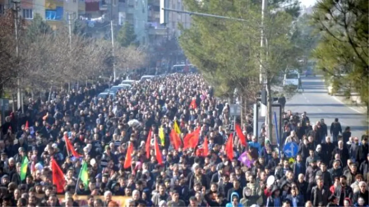 Diyarbakır\'daki Cizre Yürüyüşünde Trene PKK Flaması Asıldı