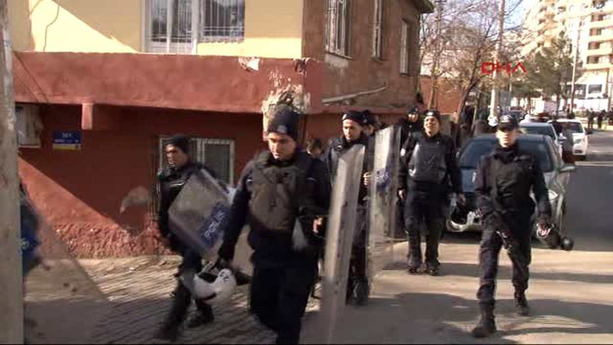 Diyarbakır\'da Trene PKK Flaması Astılar!