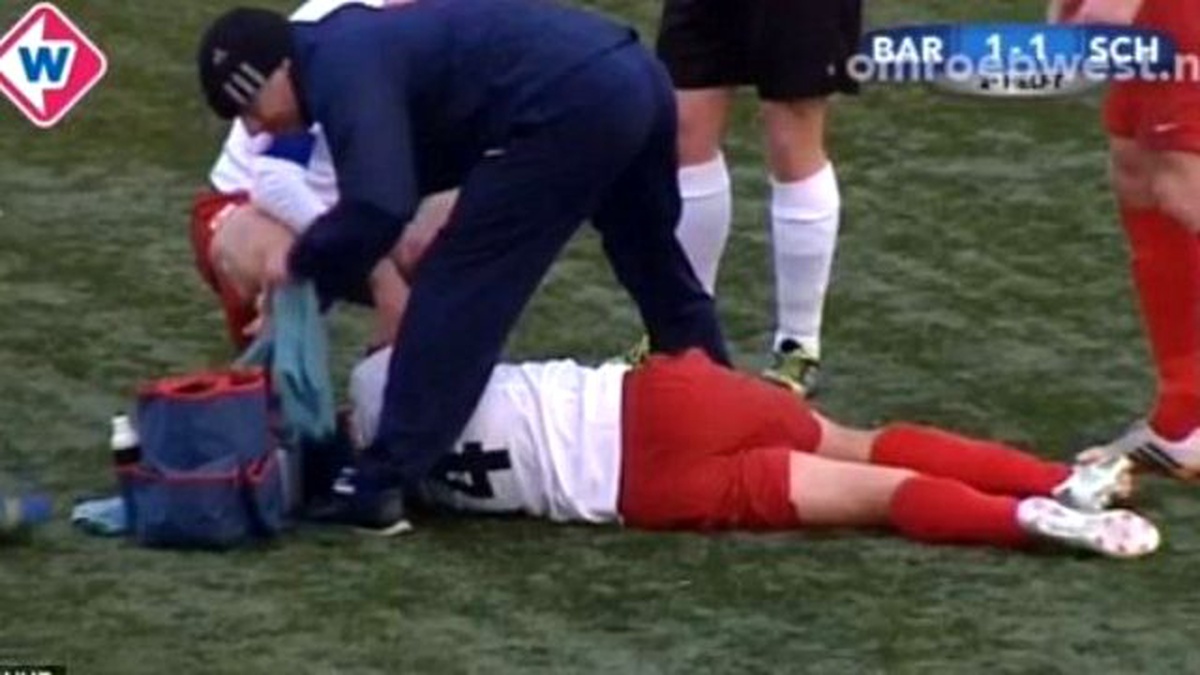 Hollanda\'da Hakem Futbolcuyu Hastanelik Etti