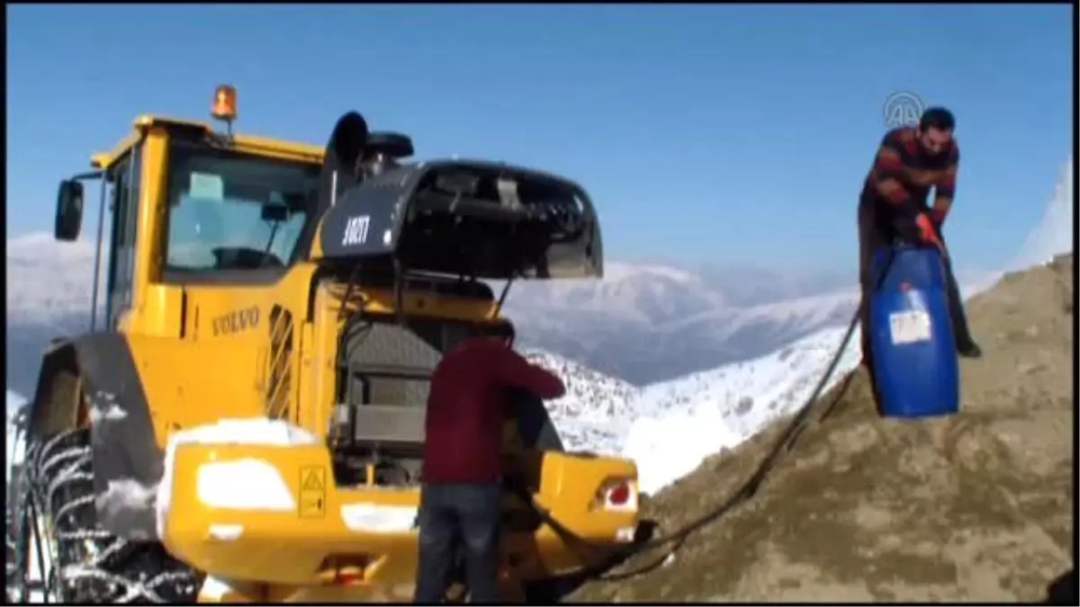 Bitlis\'te Karla Kaplı Yollarda Yoğun Mesai