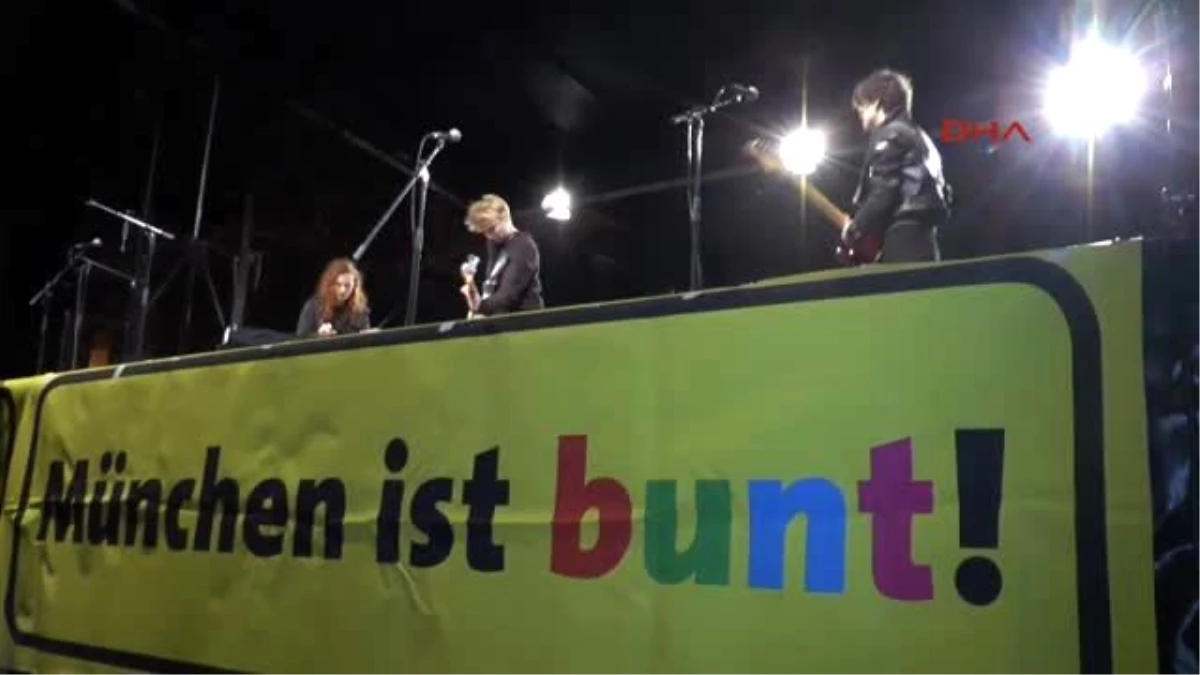Münih\'te, Müzikli ve Danslı PEGIDA Protestosu