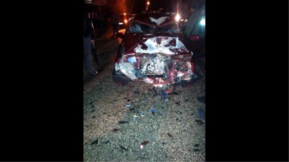 Antalya\'da Otomobille Motosiklet Çarpıştı: 1 Ölü, 2 Yaralı