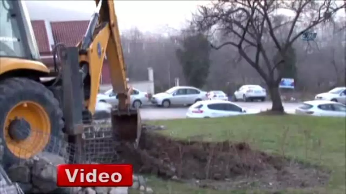 Reklam Tabelasının Altından Kemikler Çıktı