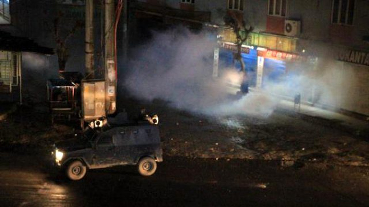 Silopi\'de PKK\'lılar, Tırları Barikat Olarak Kullanıp Polisle Çatıştı