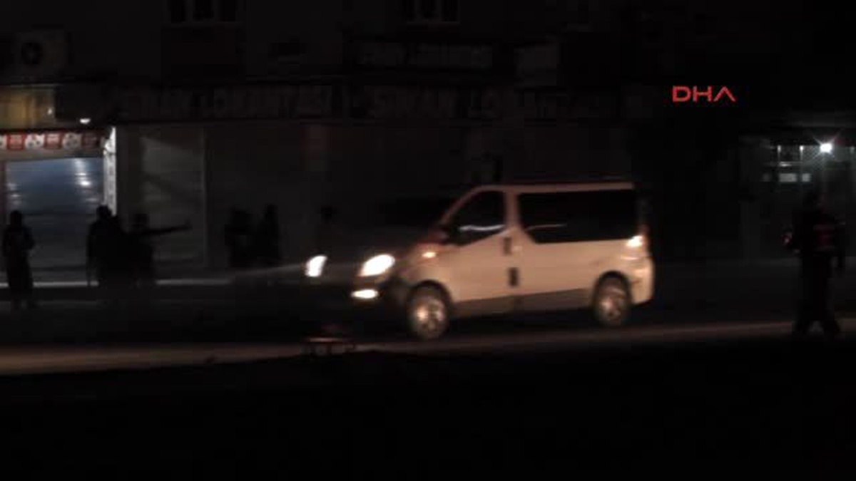 Silopi\'de PKK\'lılar, Tır\'ları Barikat Olarak Kullanıp Polisle Çatıştı