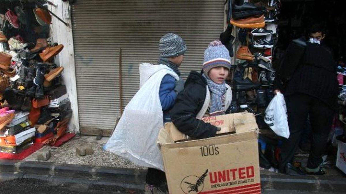 Kilis\'te Suriyeli Çocuklar Sobada Yakmak İçin Karton Topluyor