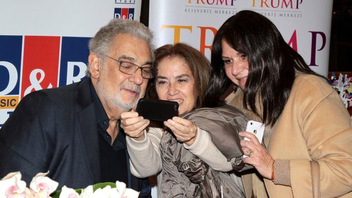Ünlü İspanyol Tenor İmza Gününde Hayranlarıyla Buluştu