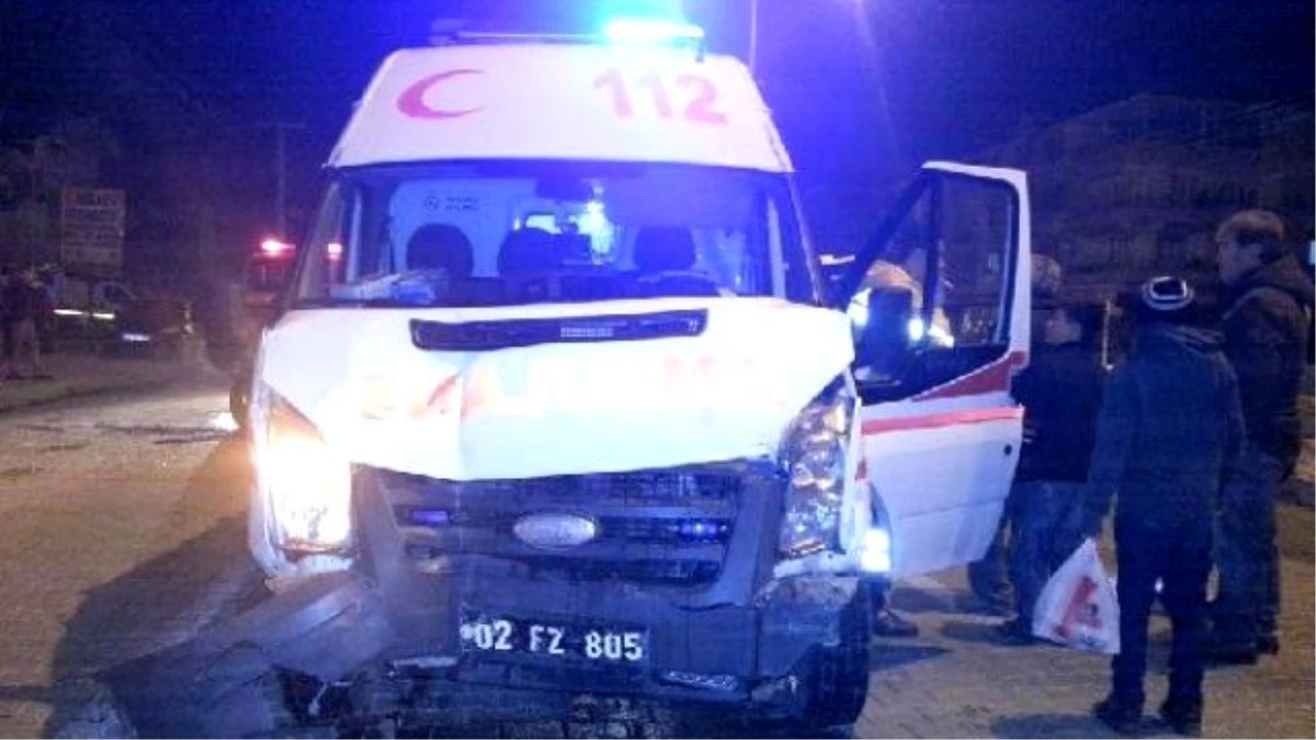 Ambulans ile Çarpışan Hafif Ticari Araç Sürücüsü Yaralandı