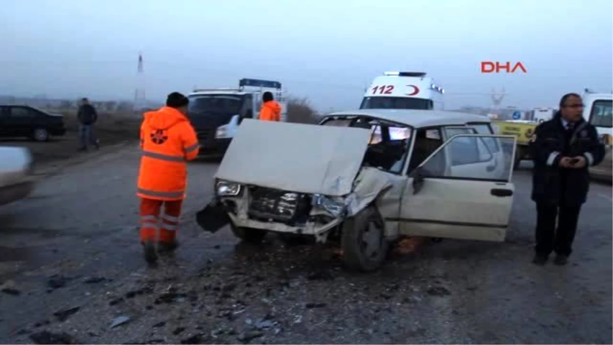 Servis Minibüsü ile Otomobil Çarpıştı: 6 Yaralı