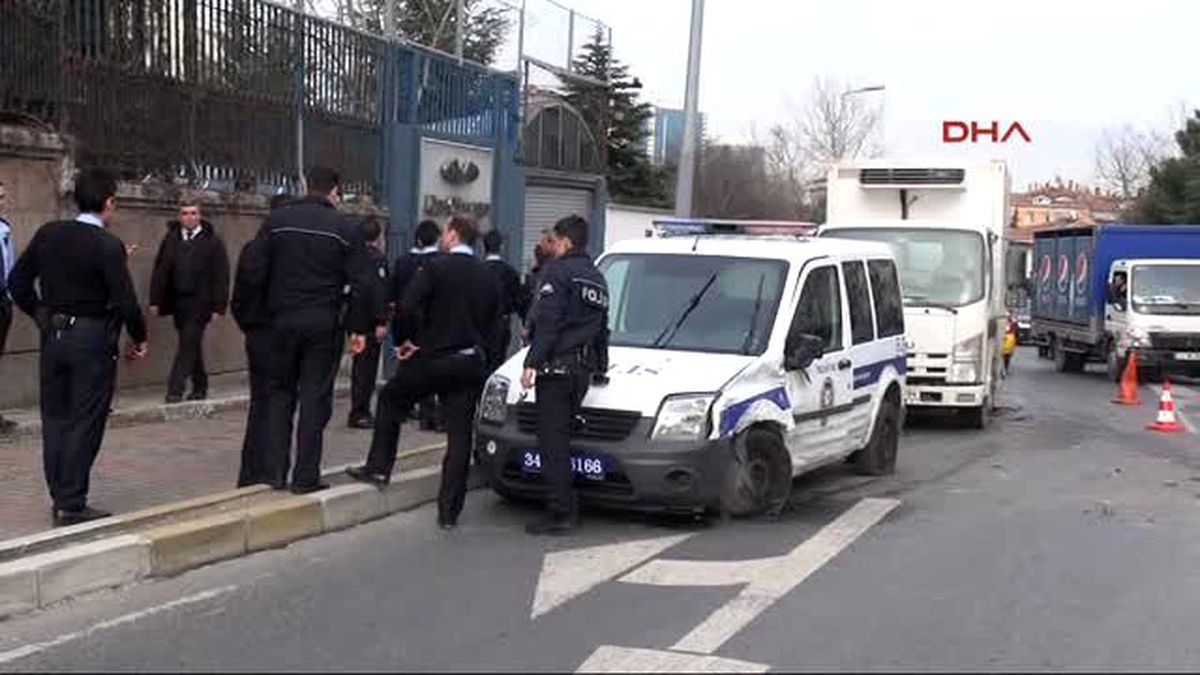 Beşiktaş\'ta Taksi ile Polis Aracı Çarpıştı: 1 Polis Yaralı