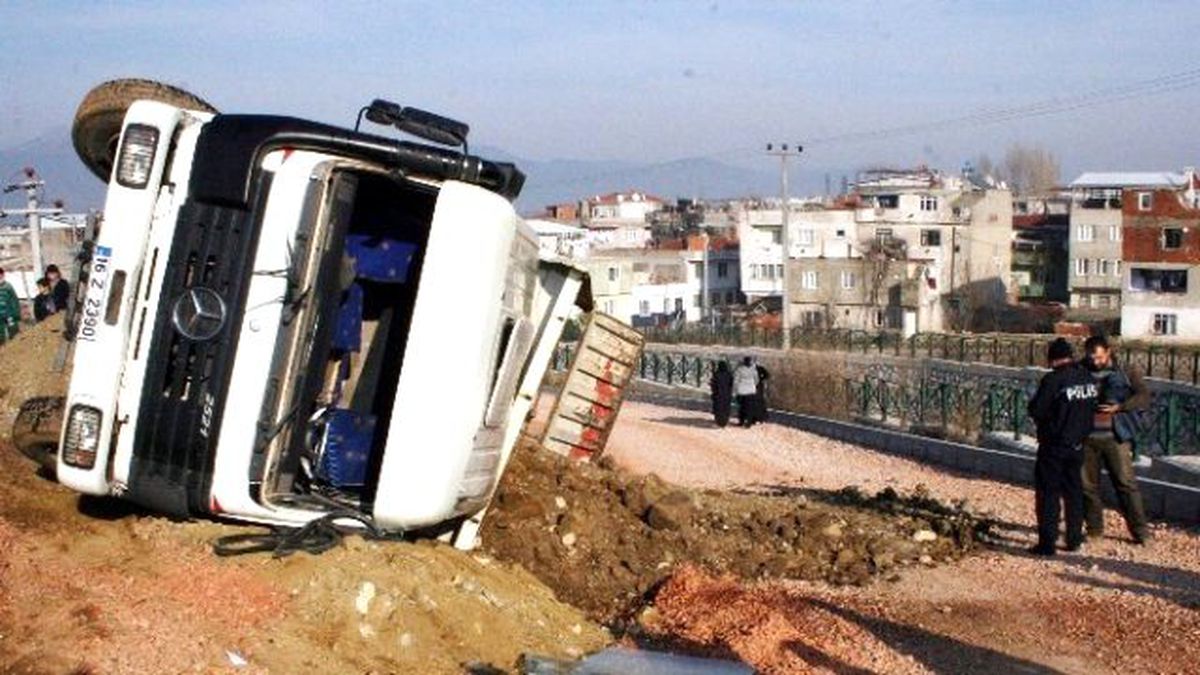 Bursa\'da Dere Kenarında Çalışma Yapan Kamyon Devrildi