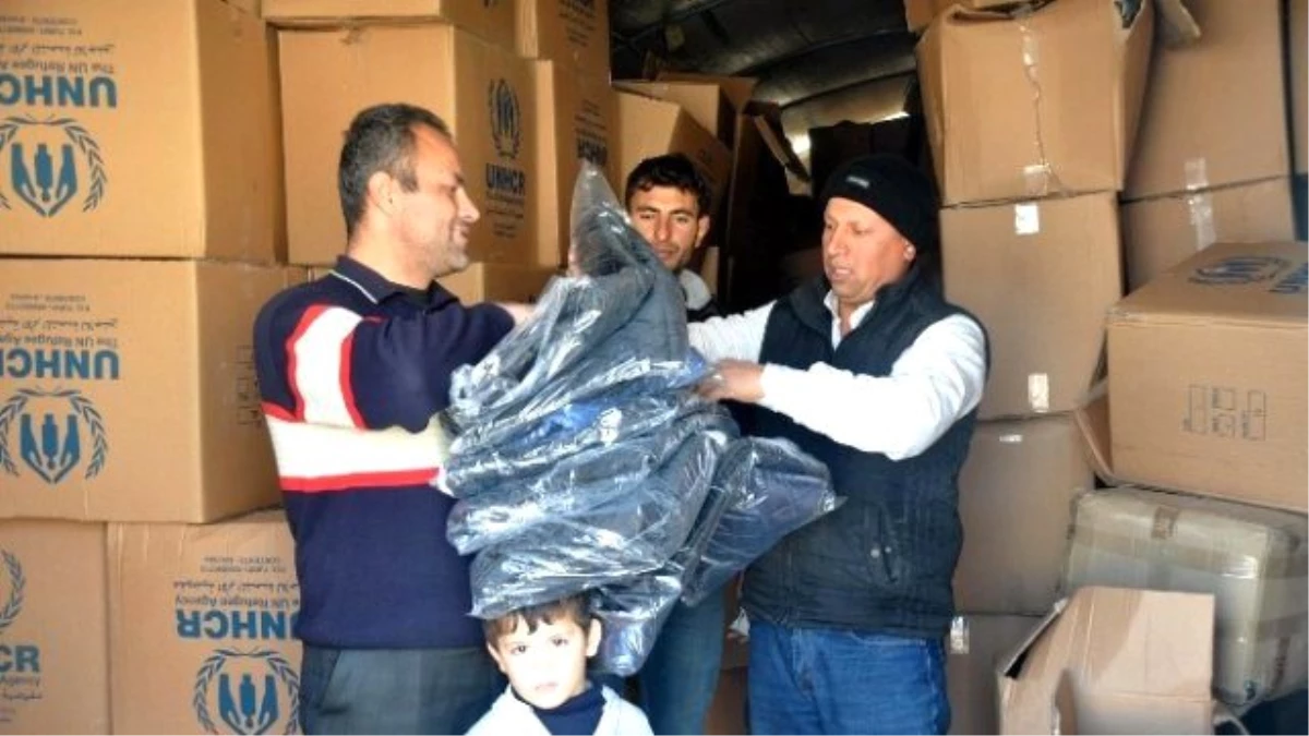 Akçakale\'de Çadır Kentteki Mültecilere Kışlık Elbise Dağıtılıyor