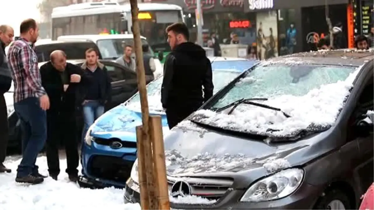 Çatıdan Düşen Kar Kütlesi, 3 Otomobile Zarar Verdi