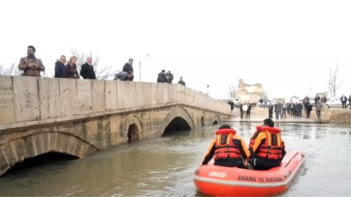 Edirne\'de 2 Arkadaşın Otomobille Nehre Uçtuğu Sanılıyor