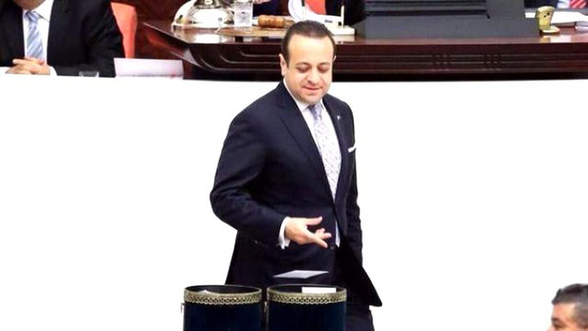 Egemen Bağış'ın Oy Kullanma Fotoğrafı Sosyal Medyayı Salladı