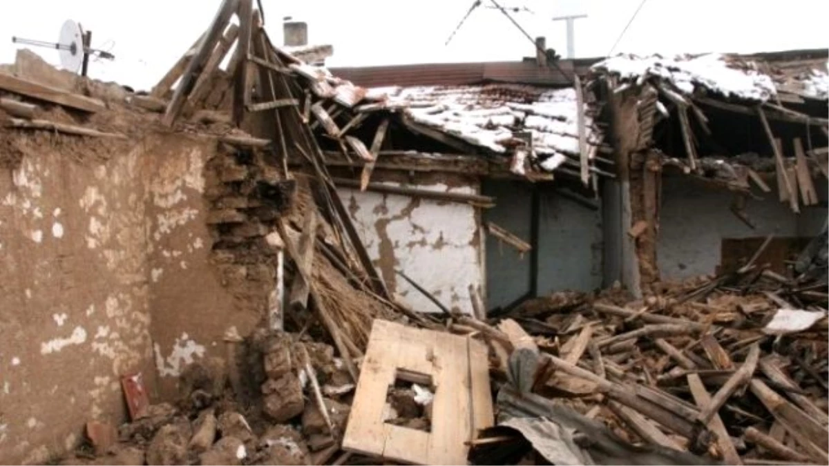 Erzincan\'daki Harabe Evler Yıkılıyor