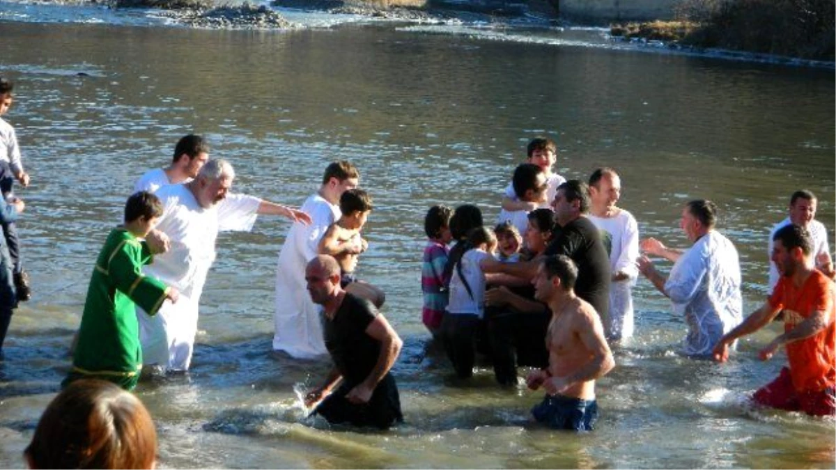 Gürcistan\'da Hıristiyanlar, Buz Gibi Suya Girerek Günah Çıkardı