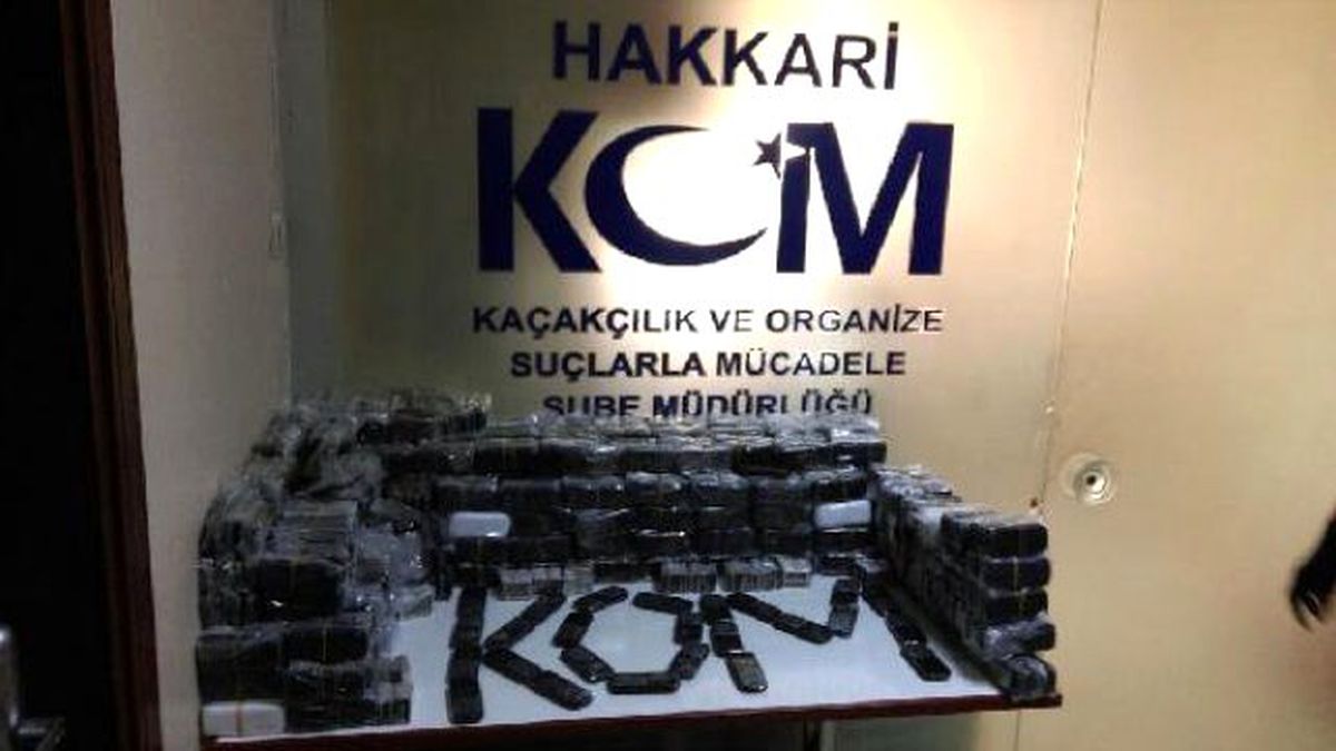 Hakkari\'de Kaçak Cep Telefonu ve Sigara Operasyonu